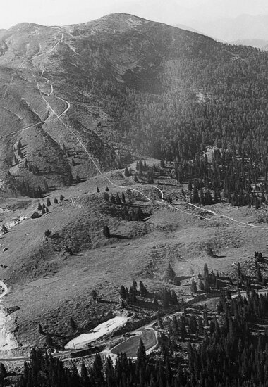 Historische Luftaufnahme der Straße mit Wanderwegen und Berg im Hintergrund | © villacher-alpenstrasse.at/Archiv