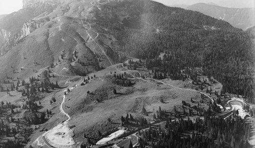 Historische Luftaufnahme der Straße mit Wanderwegen und Berg im Hintergrund | © villacher-alpenstrasse.at/Archiv