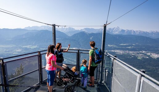Family on Skywalk Villach Alpine Road | © villacher-alpenstrasse.at/Stabentheiner