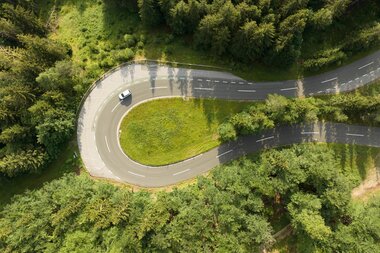 Aerial photograph of the Villach Alpine Road and a car | © villacher-alpenstrasse.at/Stabentheiner