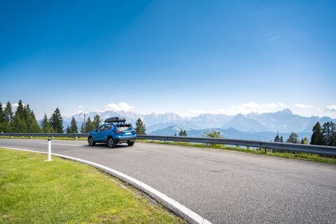 Blue car on the Villach Alpine Road | © villacher-alpenstrasse.at/Stabentheiner