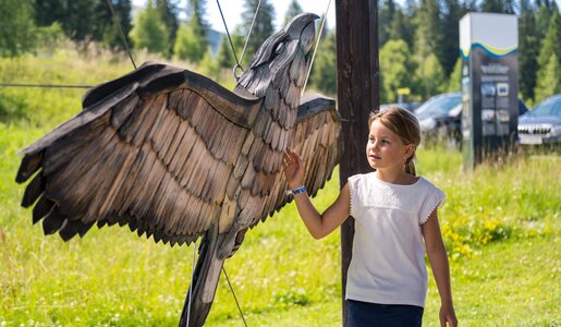 Mädchen bei der Ausstellung "Herrscher der Lüfte - Die Vogelwelt des Naturparks Dobratsch" | © villacher-alpenstrasse.at/Stabentheiner