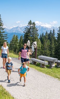 Family walking at the geology trail | © villacher-alpenstrasse.at/Stabentheiner