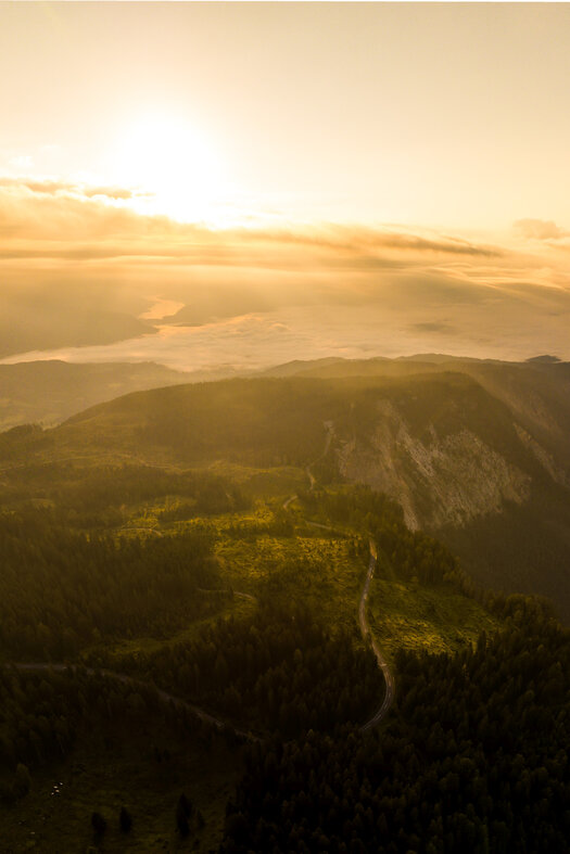 aerial photograph of a sunset with a view to  Villach Alpine Road | © villacher-alpenstrasse.at/Stabentheiner