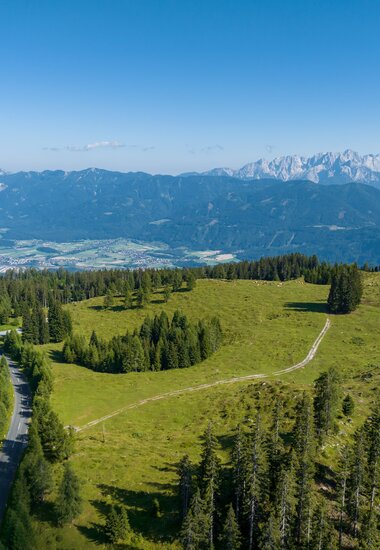 Luftaufnahme der Villacher Alpenstraße mit Berge im Hintergrund | © villacher-alpenstrasse.at/Stabentheiner