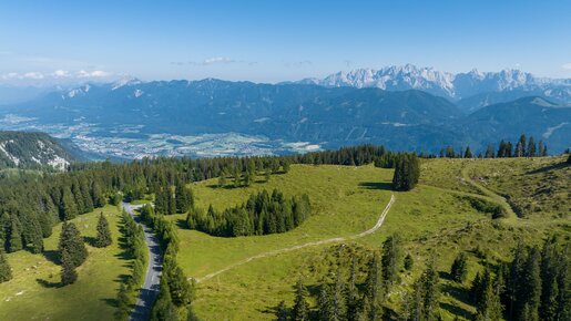 aerial photograph of the Villach Alpine Road and mountains in the background | © villacher-alpenstrasse.at/Stabentheiner