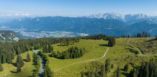 Luftaufnahme der Villacher Alpenstraße mit Berge im Hintergrund | © villacher-alpenstrasse.at/Stabentheiner