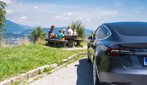 Familie mit E-Fahrzeug  | © villacher-alpenstrasse.at/Stabentheiner